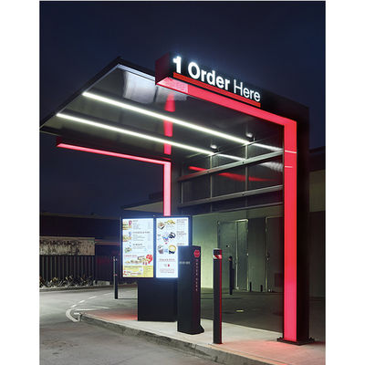 กระดานเมนู Drive Thru กลางแจ้งเรืองแสงขนาด 49 นิ้วสำหรับขายนอกร้านอาหาร Spliced ​​2 หน้าจอ