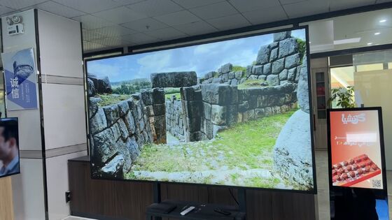 ทีวีกลางแจ้งกันน้ำ IP55 ขนาดใหญ่ 86 นิ้ว 2000nits 4K พร้อมขายึดติดผนัง